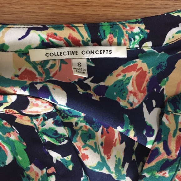 Collective Concepts Small Blouse - Picture 2 of 3